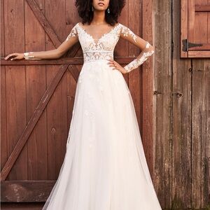 Chic Ivory Lace Bridal Gown